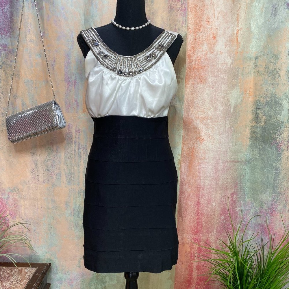 📌Trixxi Form Fitted Cocktail - Party - Homecoming Dress w/ Rich Beaded Neckline
